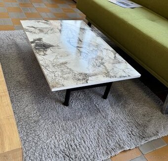 Moderný stolík s mramorovým vzorom