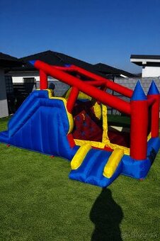 Skakací hrad a JBL reproduktory