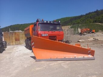 TATRA T815 sypač s pluhom
