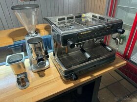 Pákový kávovar La Cimbali M32 bistro s mlyncom Mazzer