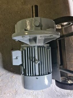 Predám veľkú silnú priamu prevodovku s el.motorom 4kW