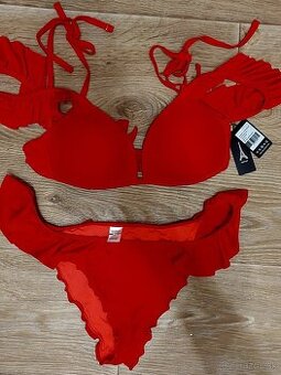 Červené bikiny s volánom
