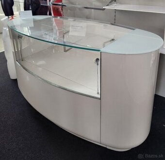 Výstavný oblý pult
