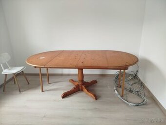 Predám rozkladací stôl z masívu.