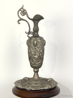 Cínovy džbán s svietnikom