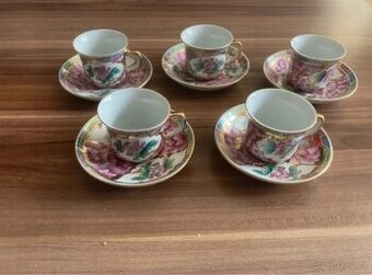 Malé porcelánové šálky s podšálkami