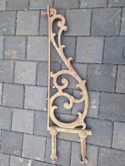 Veľká ozdobná liatinová konzola