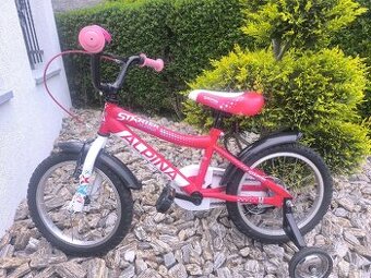 Pekný detský bicykel s pomocnými kolieskami