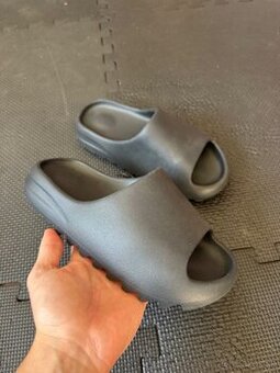 Adidas Yeezy Slide Cierna