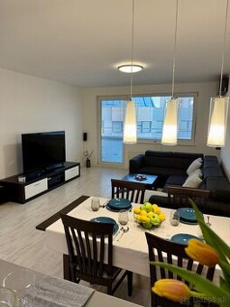 Na predaj priestranný 2 izbový byt v Ružinove s parkovaním