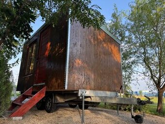 Celodrevená drevenica na kolesách
