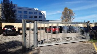 GARÁŽ na Sekurisovej ul. v Dúbravke v uzatvorenom areáli