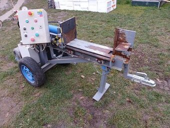 Štiepačka dreva poloautomat