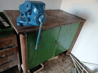 Oceľový ponk so šuflami 250€ + zverák 130€