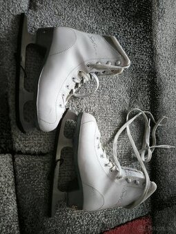 Predám detské krasokorčuliarske korčule veľ 34.