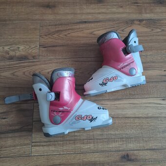 Predám detské lyže, lyžiarky, prilbu, korčule