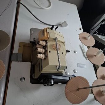 Obnitkovací šijací stroj