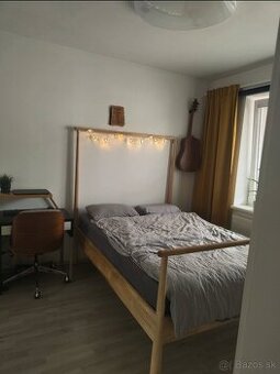 Drevená posteľ + rošt + matrac + ochranný poťah