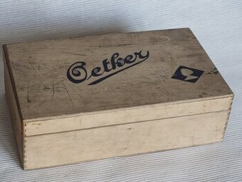 Drevená krabička Oetker s dokladmi.