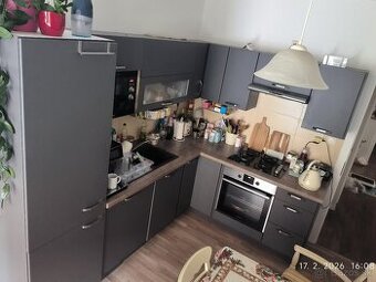 Kuchynská linka rohová so zabudovanými spotrebičmi