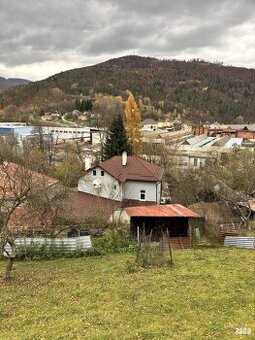 PRAKOVCE - veľký, pekne udržiavaný dvojgeneračný rodinný dom