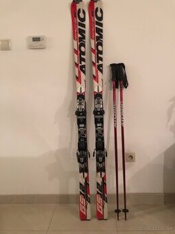 Lyže atomic s palicami