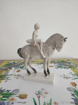 Royal dux baletka na koni porcelánová soška rarita