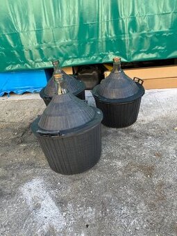 Sklenený demižón v plastovom koši (cca 25–30 l)