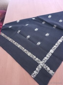 Šatka vyšívana na tesile