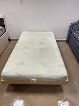 Jednolôžková posteľ s matracom