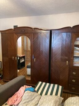 Starožitné skrine.