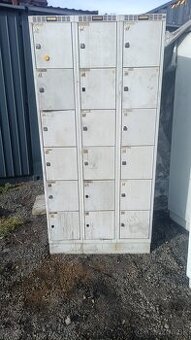 Plechová šatní skříňka 18 boxů