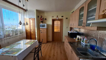 Na predaj (3i) 3 izbový byt s 2 balkónmi v centre Senica.