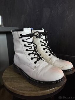 Vysoké leskle biele čižmy