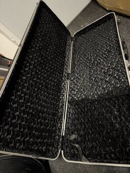 zachovalý kufor na elektrickú gitaru