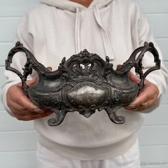 Starožitná zdobená žardiniéra s ružičkama