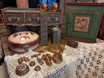 Maľovaná polica a skrinka