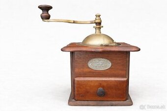 Starý mlyncek na kavu. Ve předu ma původní stítek