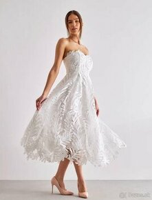 Biele dámske midi spoločenské šaty