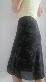 Čierna sukňa s potlačou kvetov -veľkosť 38
