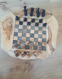 Šach z olivového dreva.