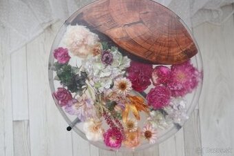 Originálny dizajnový kúsok - epoxidový stolík s kvetmi