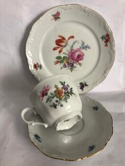 Prekrasny zdobeny starozitny kvetovany trojset kvety