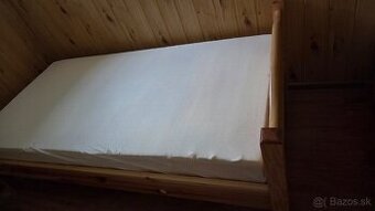 Masívna drevená posteľ