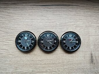 Nové analógové elegantné hodinky na pristrojovku do auta