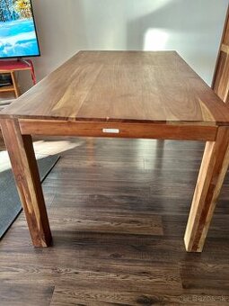 Jedálensky stôl a vitrína