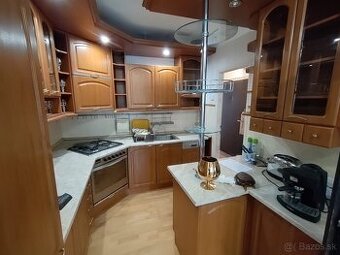 Na predaj priestranný , štvorizbový byt s garážou