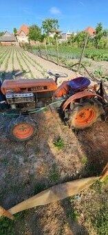 Traktor Kubota B7000 s rotovatorom