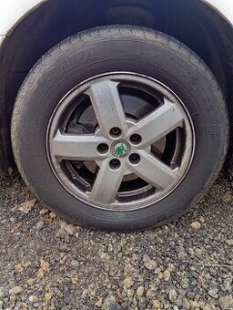 Pneumatiky s hliníkovými diskami.