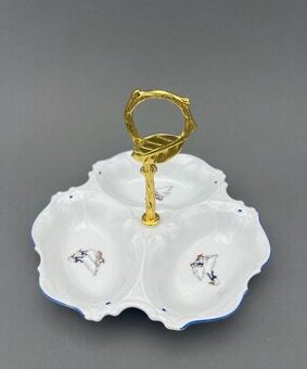 Kabaret s husami. Zdobený modrou linkou